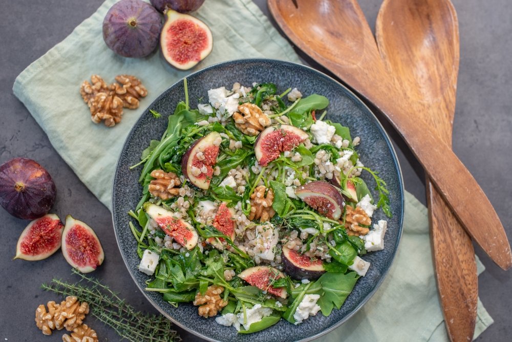 Salada com queijo de figo e nozes