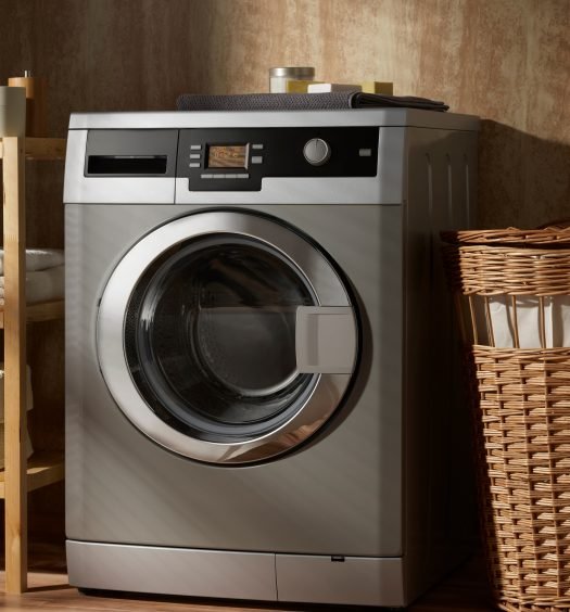 Máquina de lavar roupas em ambiente organizado.