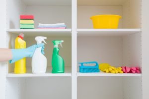 Prateleira otimizada com produtos de limpeza.