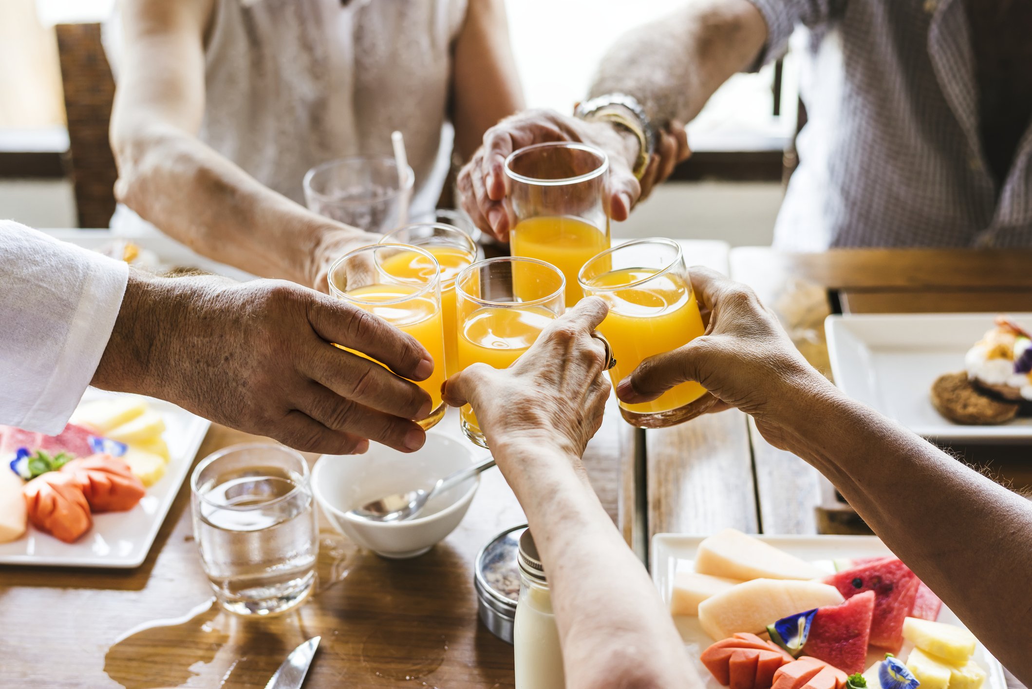 Brindes com bebidas em um brunch