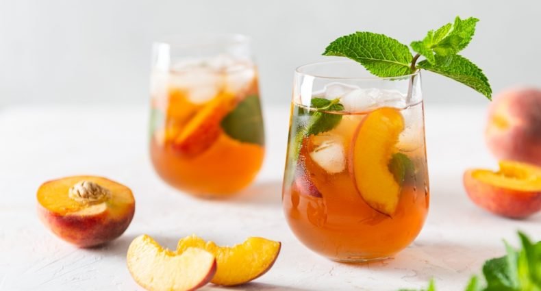 Bebidas de chá mate com pêssego e hortelã.