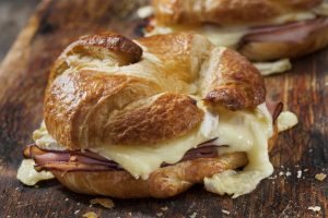 Croissant recheado com presunto e queijo