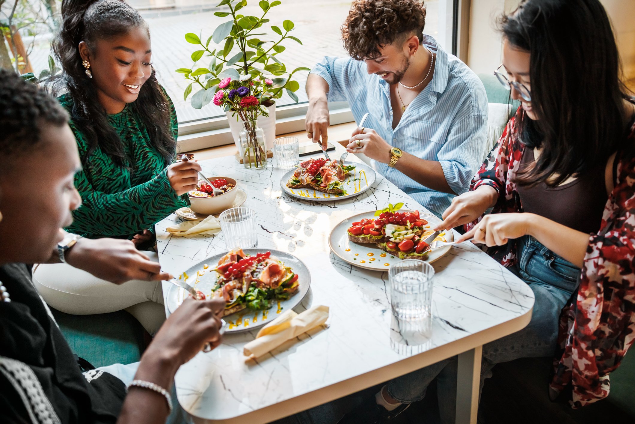 Pessoas aproveitando um brunch à mesa