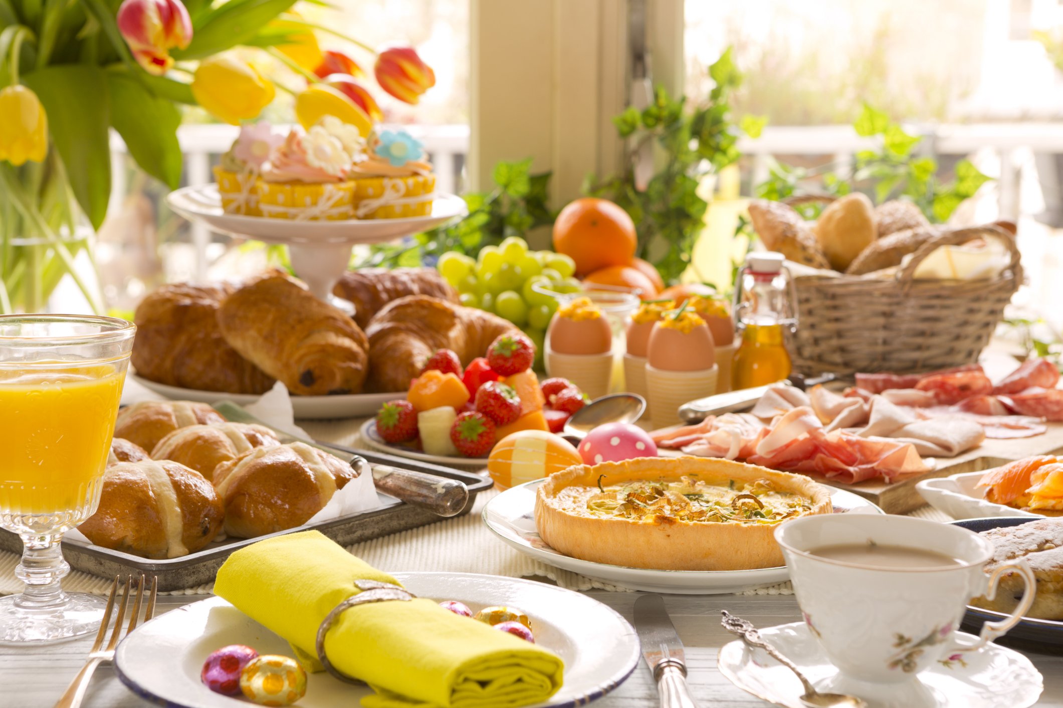 Mesa de brunch com variedade de alimentos