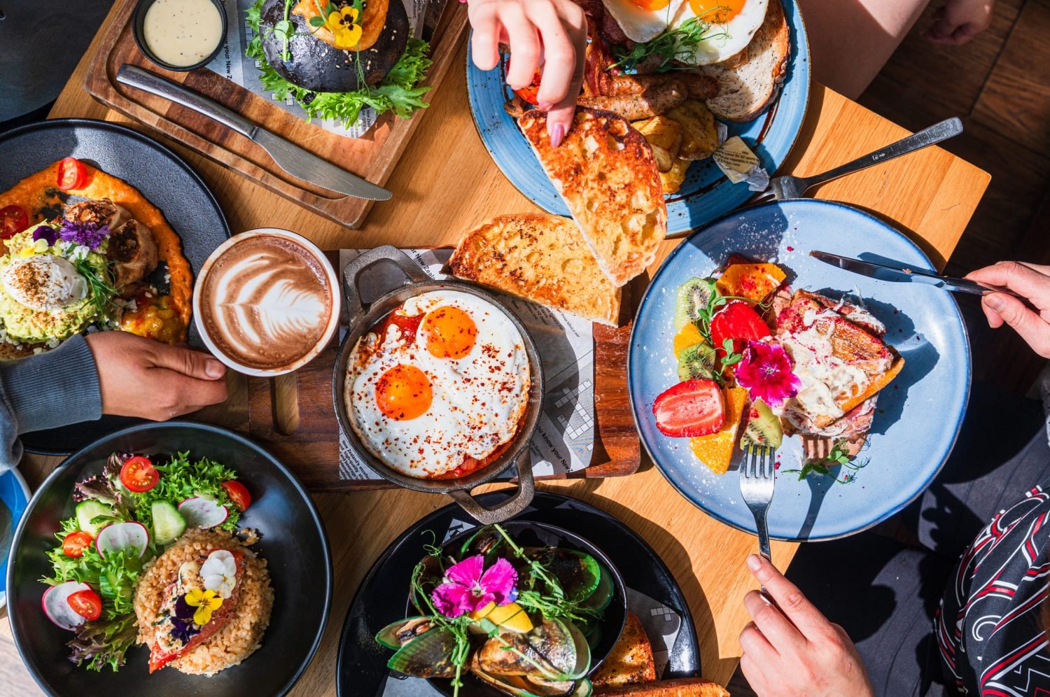 Variedade de pratos de brunch na mesa