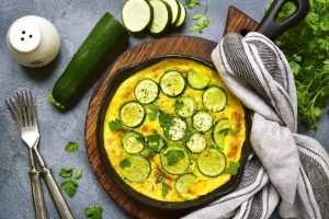 Omelete de forno com abobrinha e temperos.