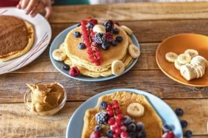 Panquecas decoradas com frutas