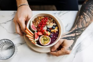 Prato de açaí com frutas e granola