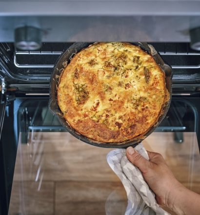 Retirando omelete de forno do forno.