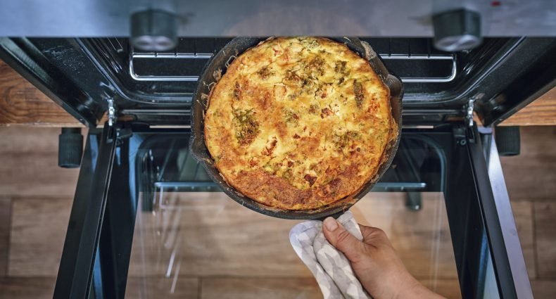 Retirando omelete de forno do forno.