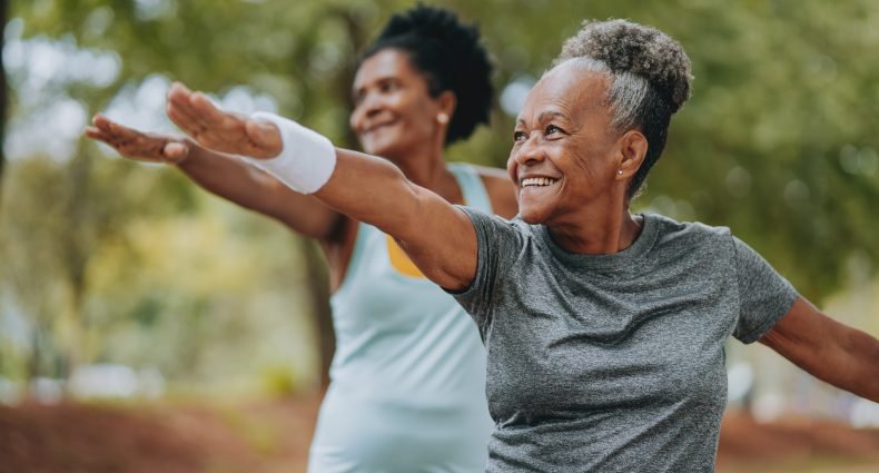 Mulheres idosas praticando atividade física ao ar livre.