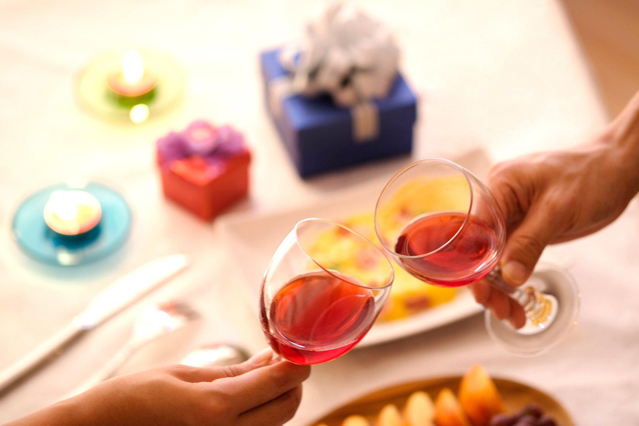 Brinde com taças de aperol 