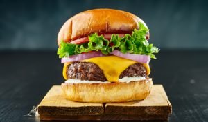 Hambúrguer clássico com American Cheese, alface e tomate