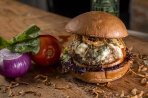 Hambúrguer gourmet com queijo gorgonzola, cebola roxa e tomate