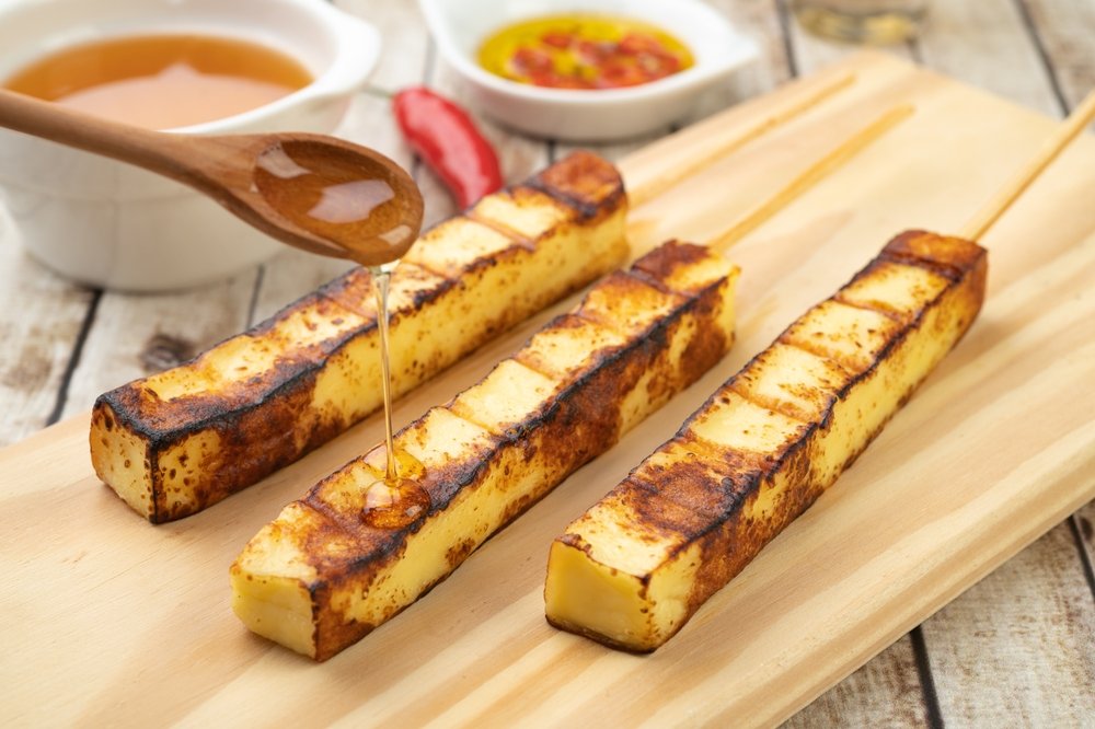 Palitos de queijo coalho grelhados com molho.