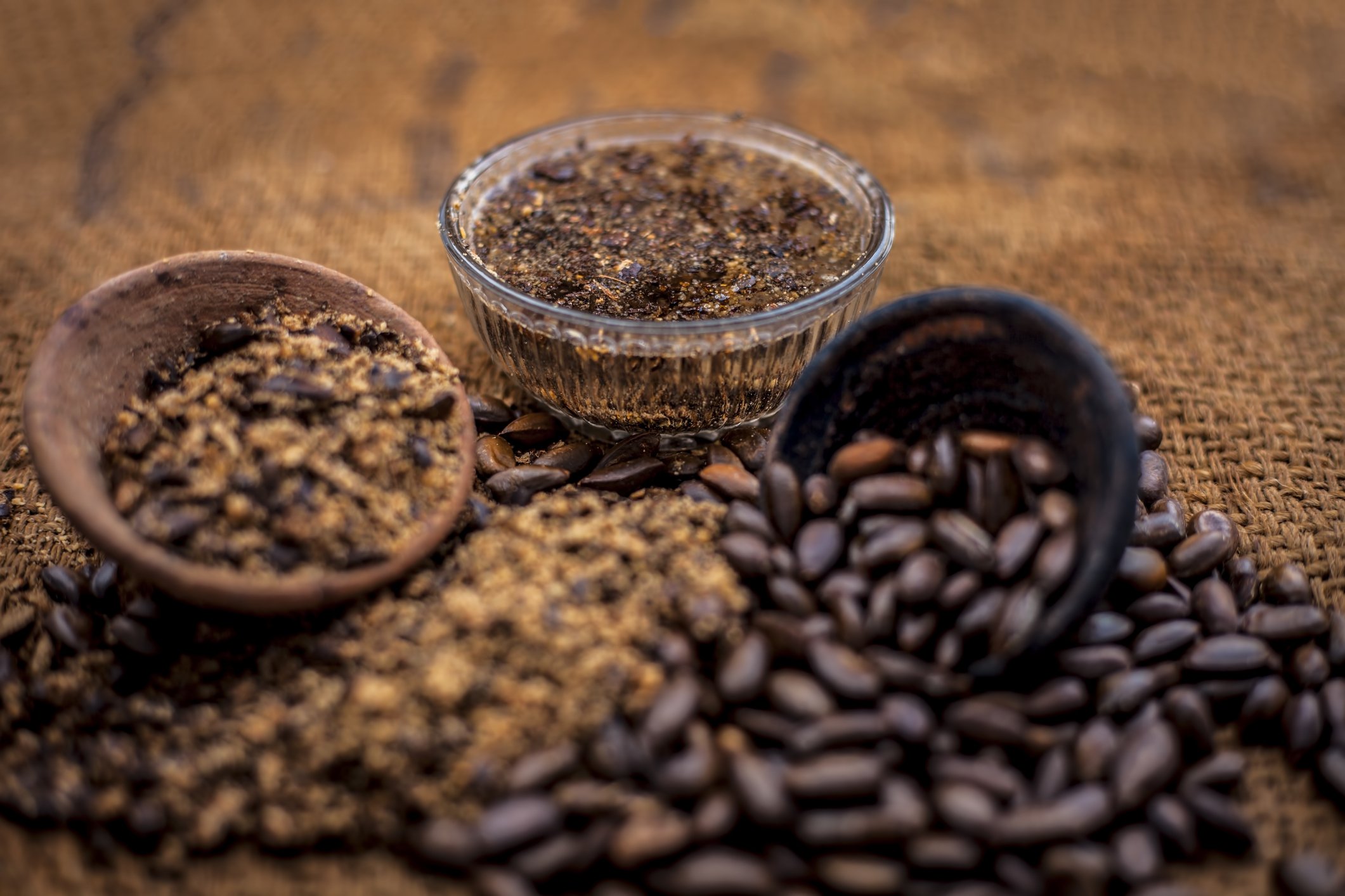 Grãos de café dispostos na mesa