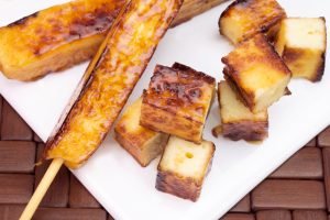 Queijo coalho grelhado em palito com cubos de queijo coalho.