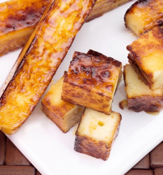 Queijo coalho grelhado em palito com cubos de queijo coalho.