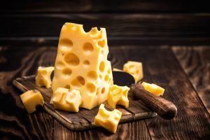 Queijo Emmental tradicional com buracos característicos