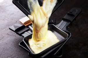 Queijo Simental derretido em racleteira, ideal para hambúrguer gourmet