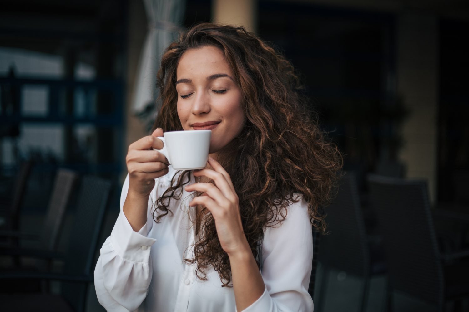 Mulher saboreando uma xícara de café