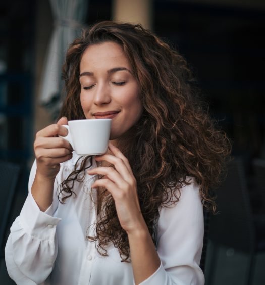 Mulher saboreando uma xícara de café