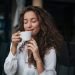 Mulher saboreando uma xícara de café