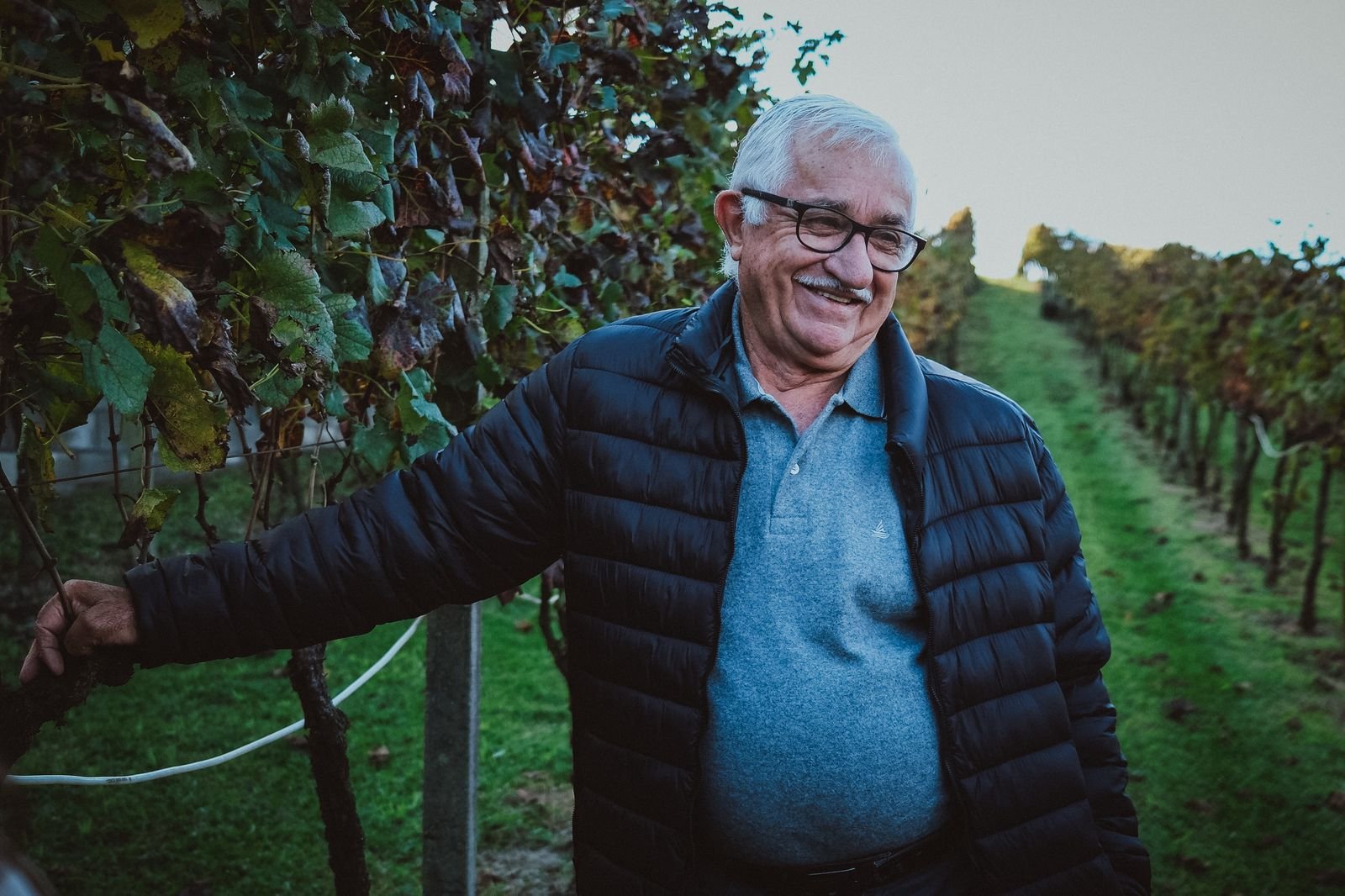 Cliente sorrindo em meio aos vinhedos durante em Bento Gonçalves