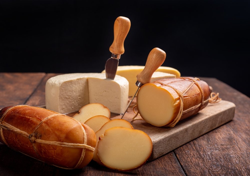Queijos variados prontos para receitas.