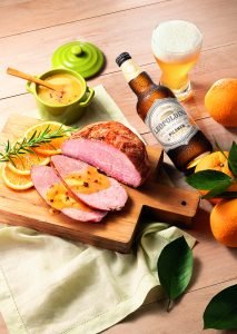 Carne suína com acompanhamentos cítricos e cerveja.