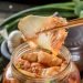 Kimchi sendo retirado de um pote com hashi
