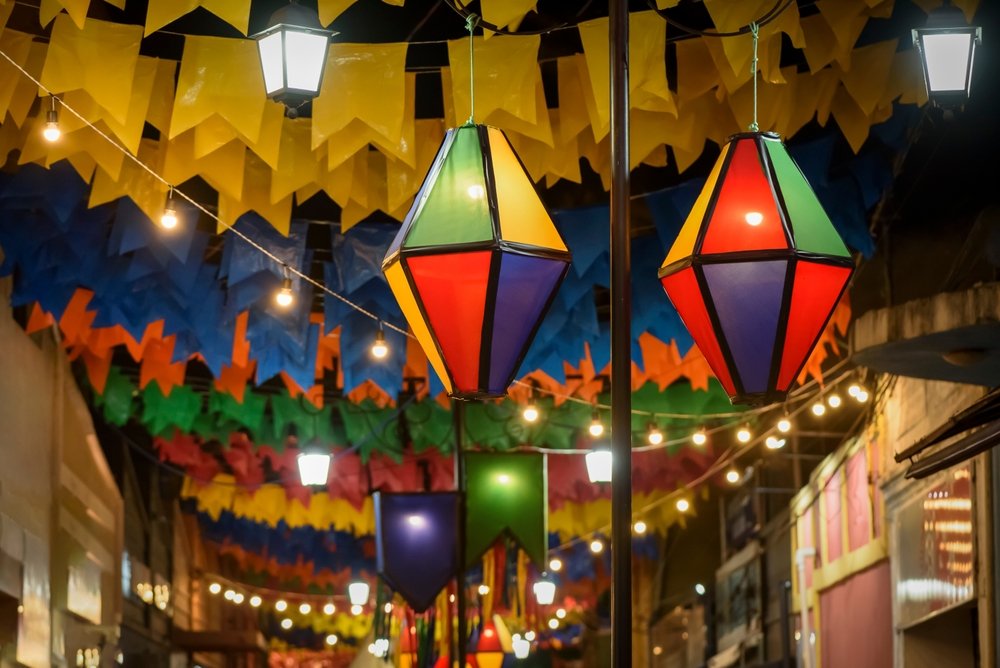 Lanternas coloridas em rua decorada para Festa Junina.