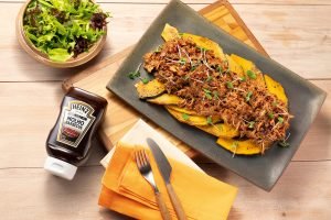 Prato de carne suína desfiada com abóbora e molho.