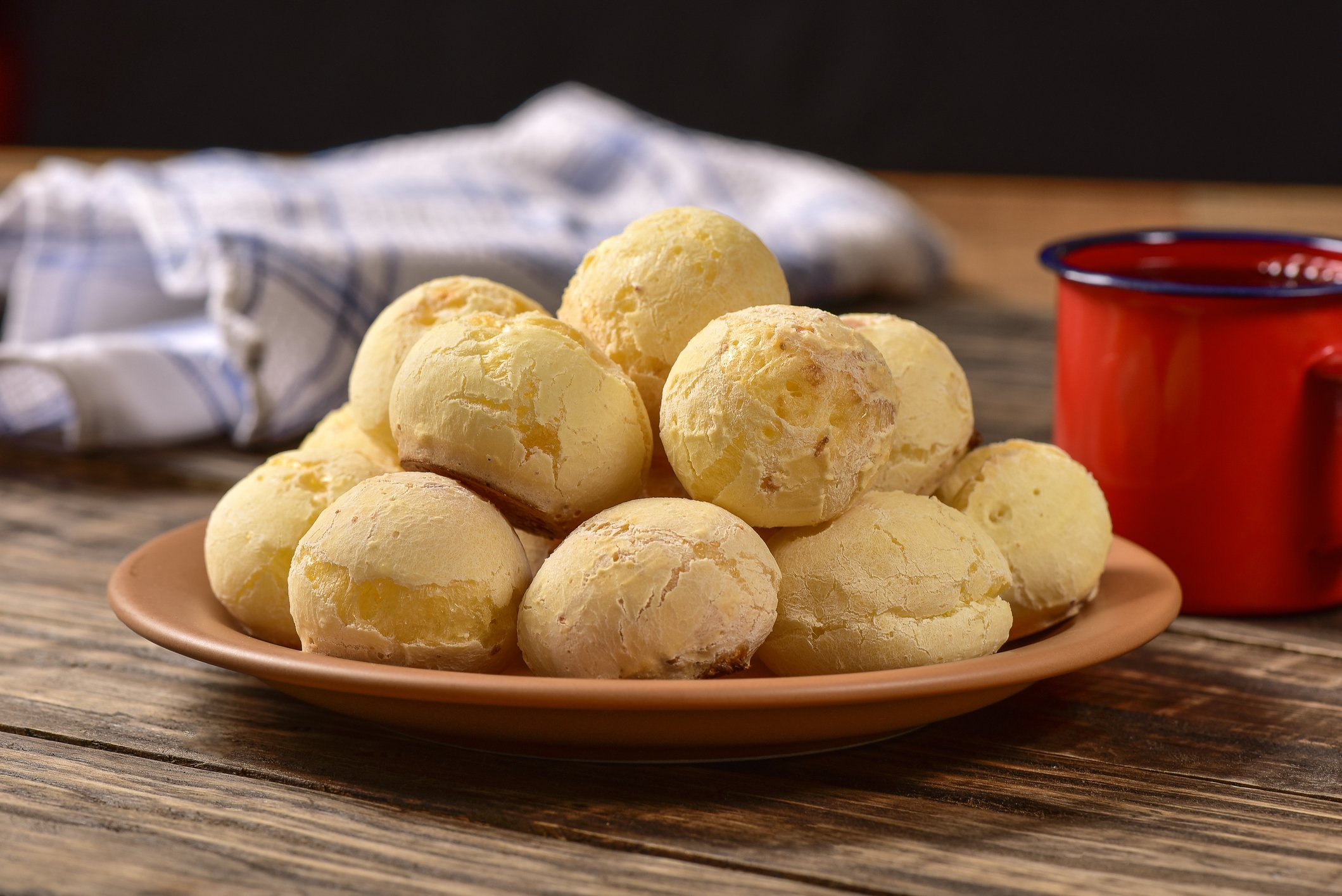 Pão de queijo com queijo meia cura.