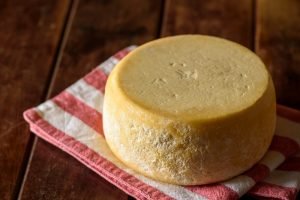 Queijo curado em toalha.