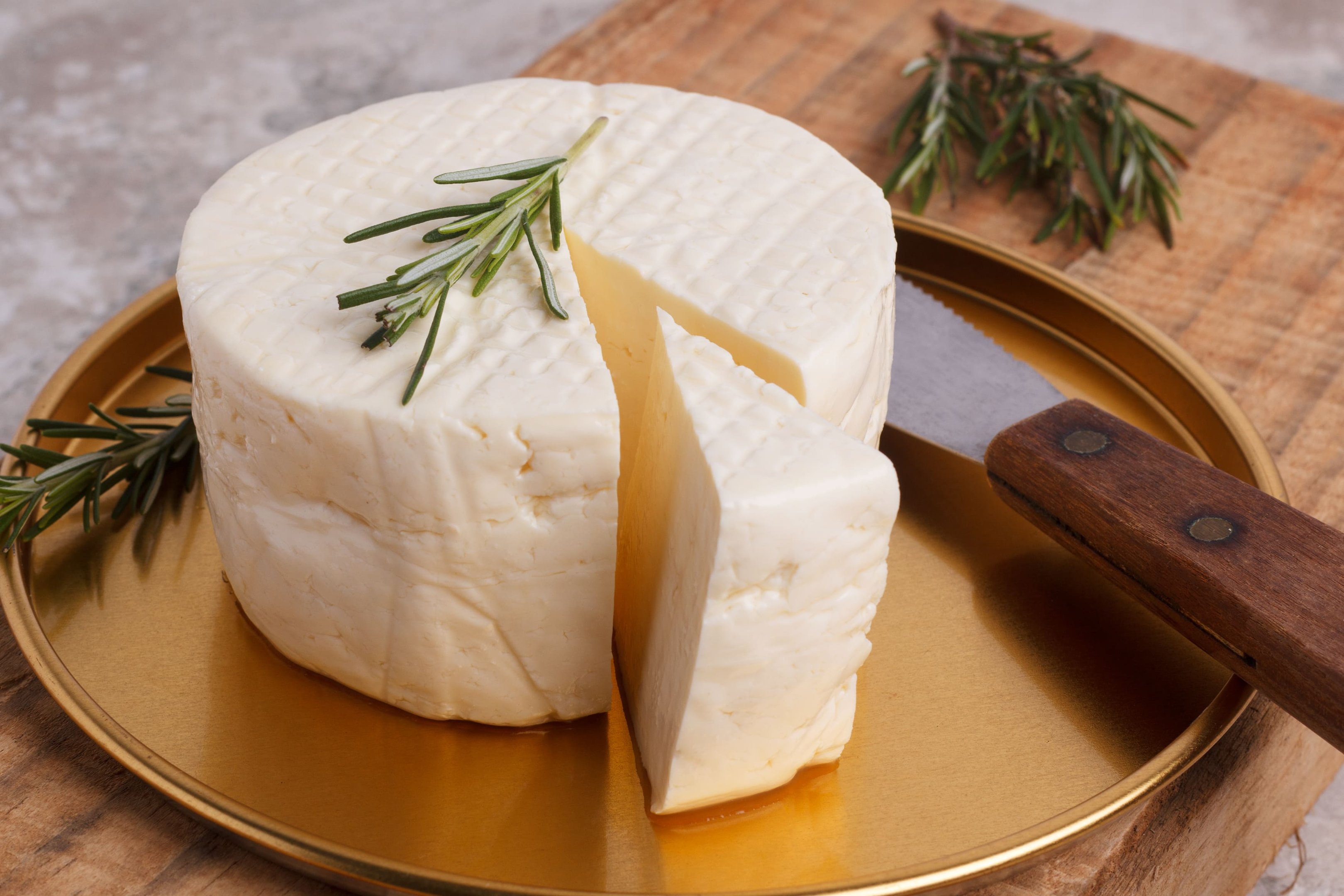 Queijo fresco em prato com alecrim.