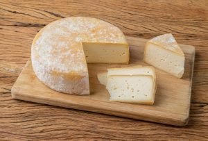 Queijo meia cura cortado.
