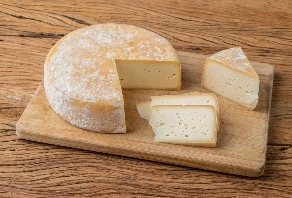 Queijo meia cura cortado.