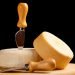 Queijos meia cura com faca de queijo.