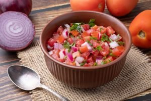 Acompanhamentos frescos para feijoada vegana