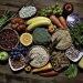 Variados alimentos ricos em fibras, incluindo frutas, verduras e grãos.