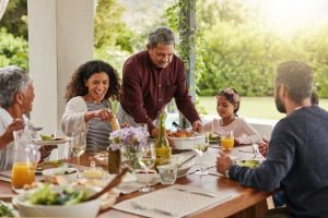 Família reunida em uma mesa decorada, celebrando o Dia dos Pais.