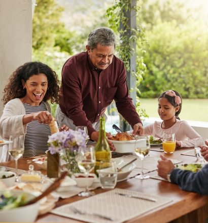 Família reunida em uma mesa decorada, celebrando o Dia dos Pais.