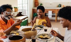 Famílias desfrutando de uma feijoada vegana em um ambiente aconchegante