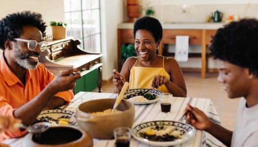 Famílias desfrutando de uma feijoada vegana em um ambiente aconchegante