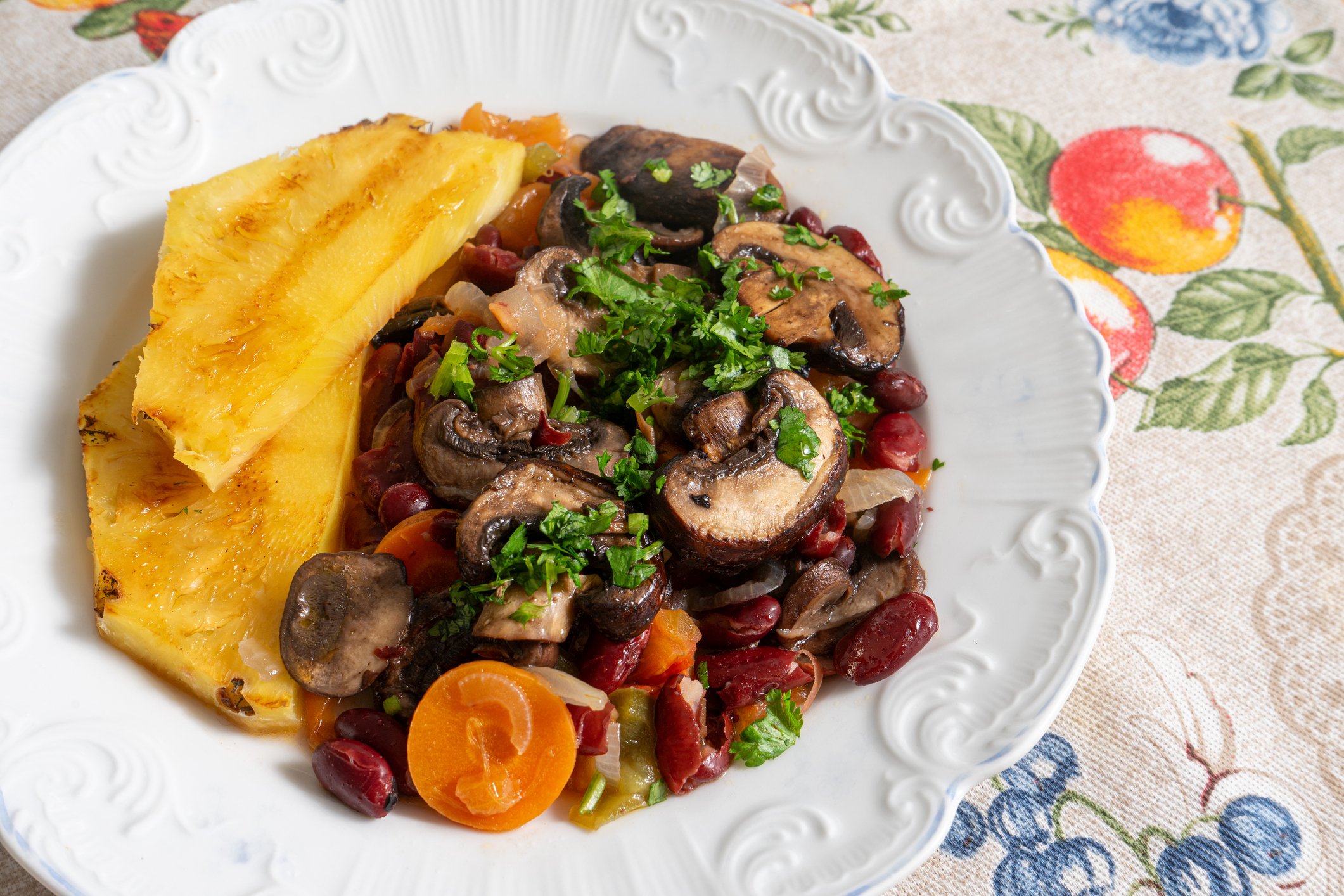 Feijoada vegana com legumes e acompanhamento