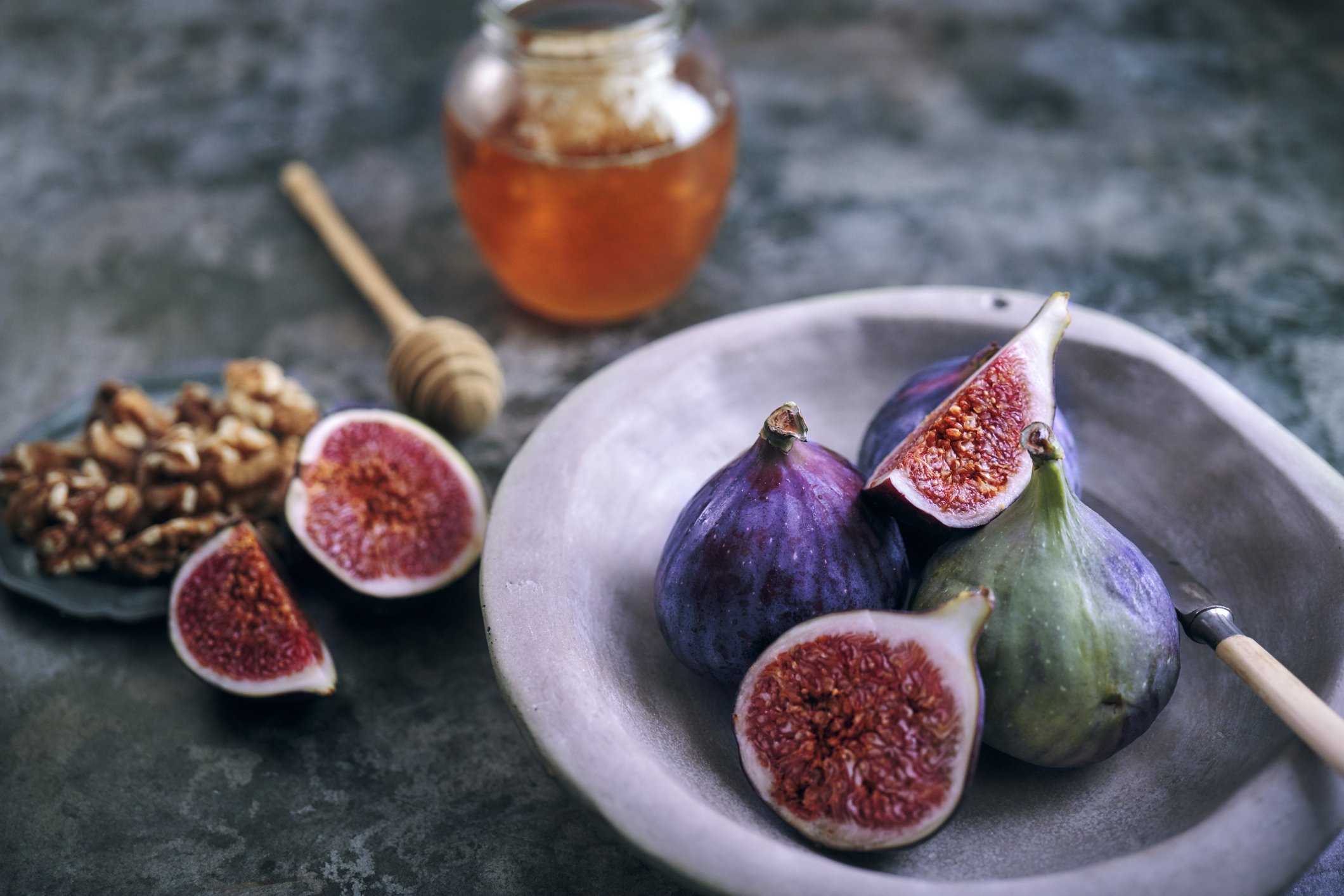 Figos grelhados com iogurte e nozes.