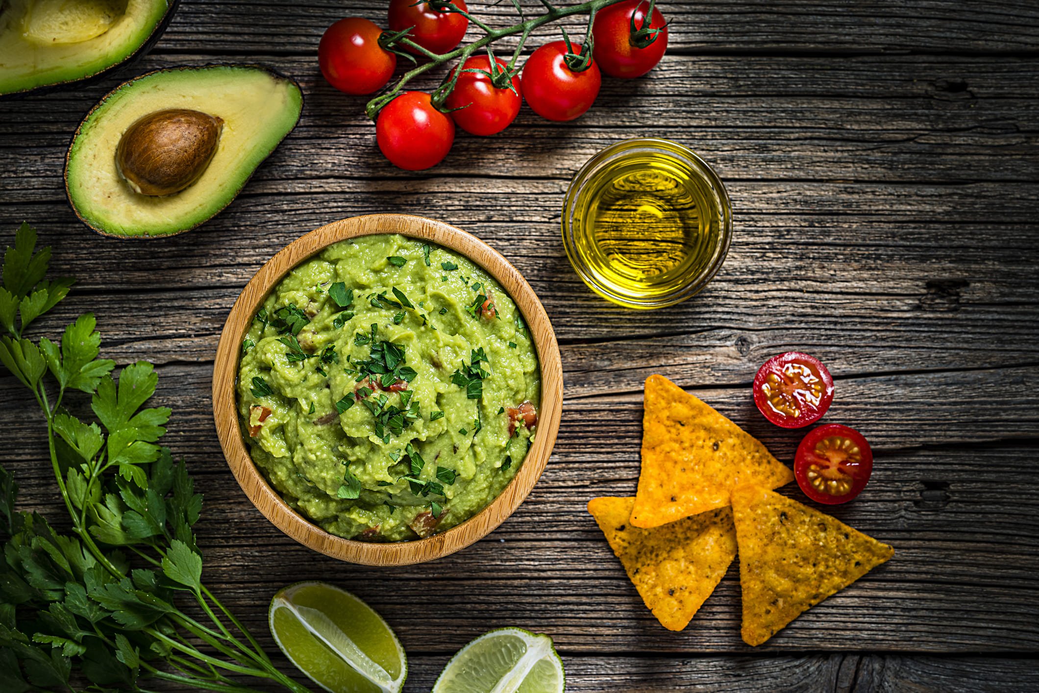 Guacamole simples em uma tigela com ingredientes frescos.