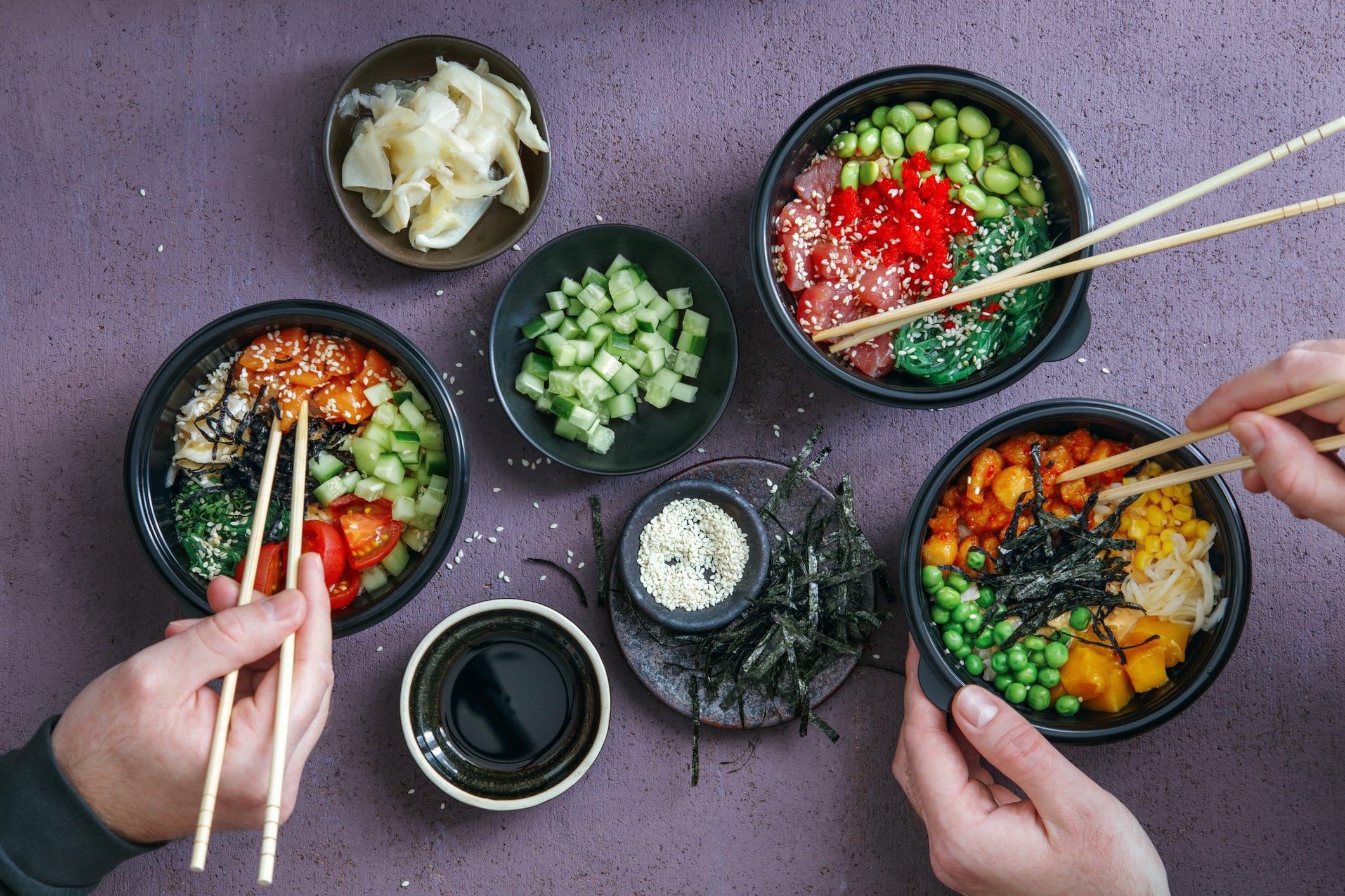 Taças de poke com toppings variados e molho ao lado