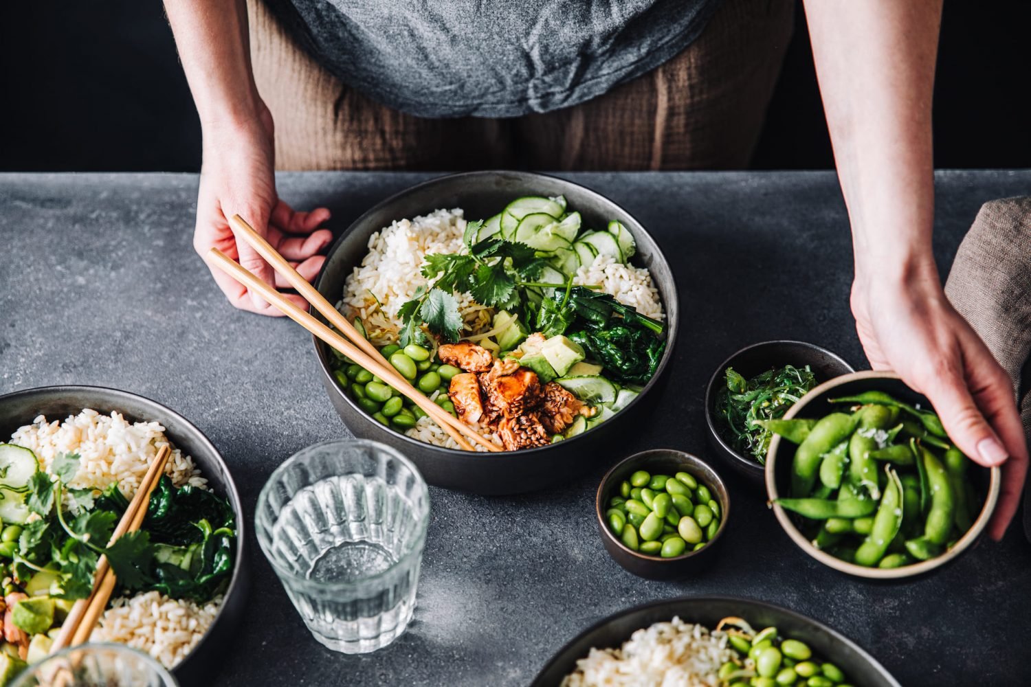 Prato de poke caseiro com arroz, vegetais frescos e molho